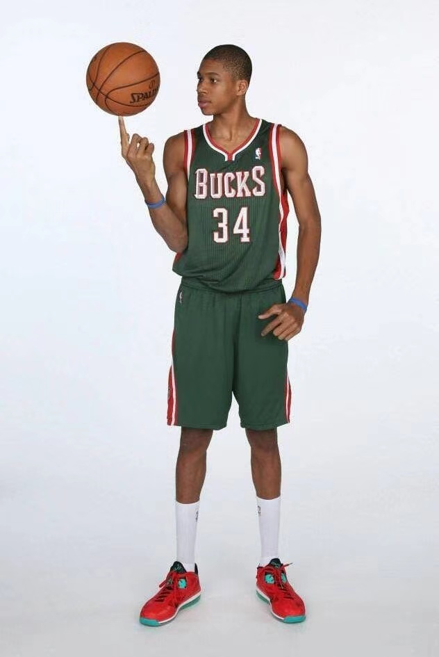 美媒晒字母哥身材变化,肌肉太恐怖了!