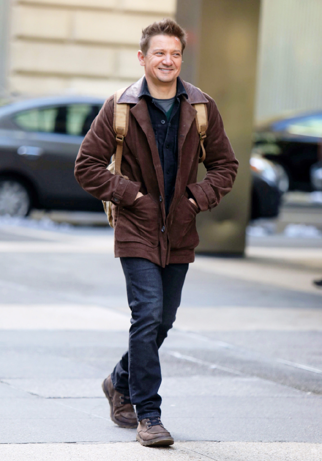 49岁杰瑞米·雷纳亮相《鹰眼》片场!又是伤颜出镜,让人心疼哇