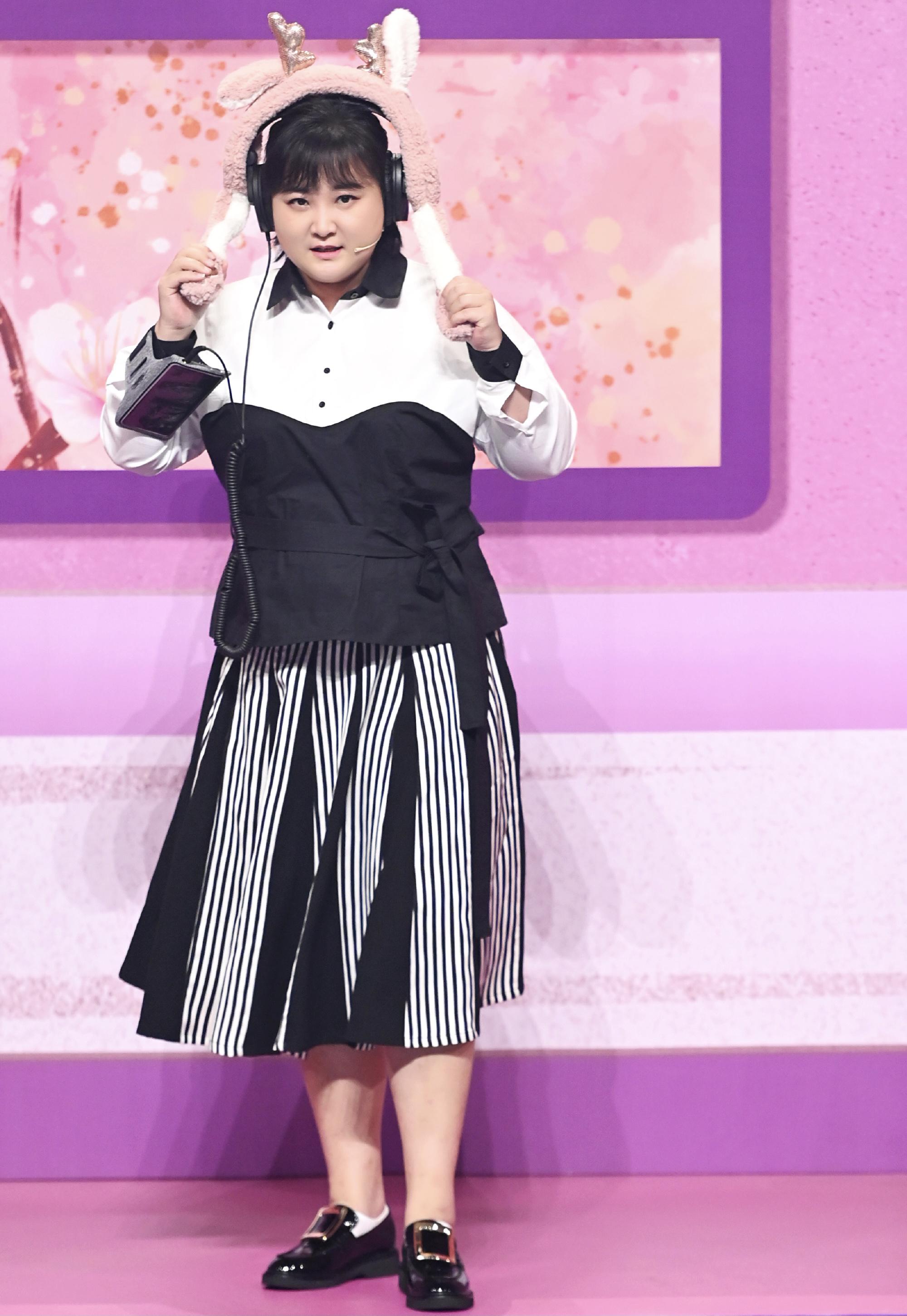 偶像刘德华邀她演夫人,贾玲成追星赢家,黄白连衣裙美萌可爱