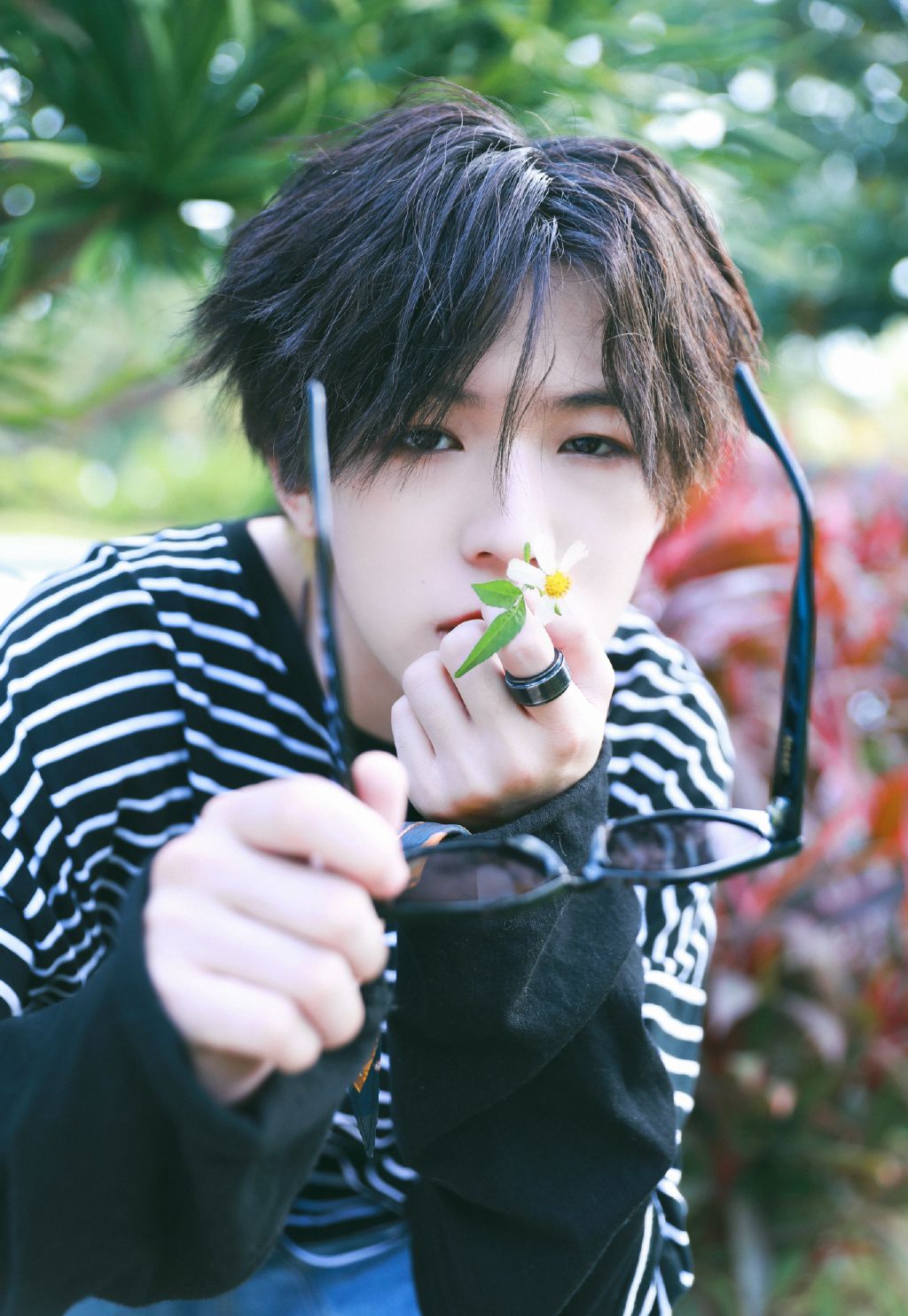 李希侃晒时尚大片,格子衫乞丐裤蓬松头发黑墨镜,真是酷guy一枚