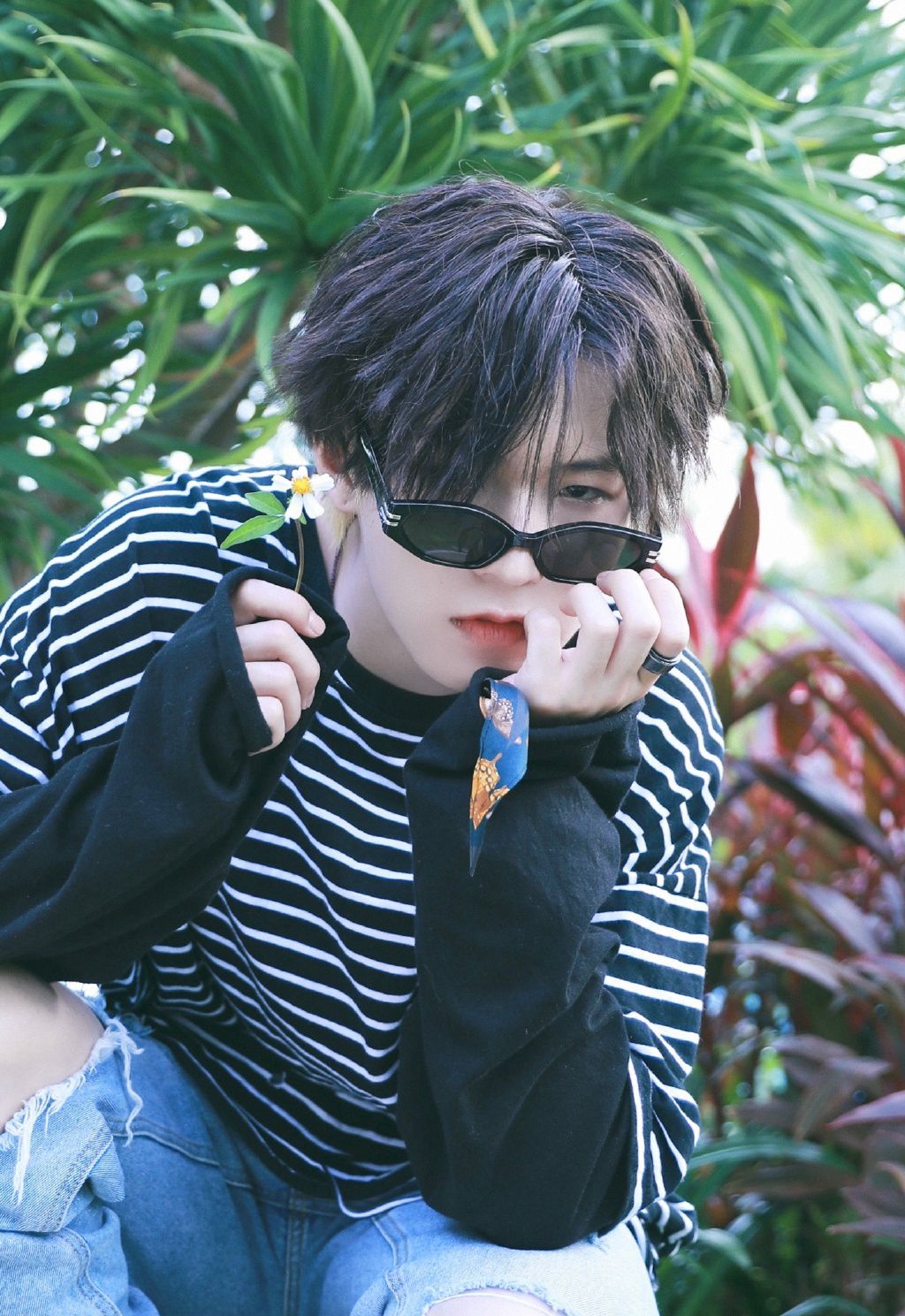 李希侃晒时尚大片,格子衫乞丐裤蓬松头发黑墨镜,真是酷guy一枚