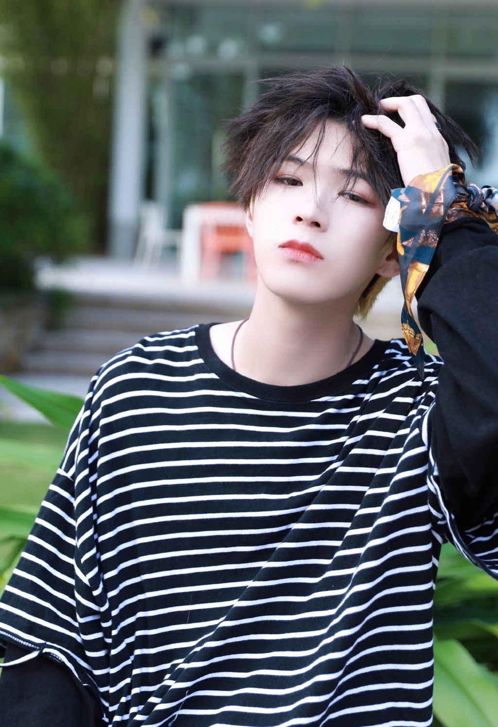 李希侃晒时尚大片,格子衫乞丐裤蓬松头发黑墨镜,真是酷guy一枚