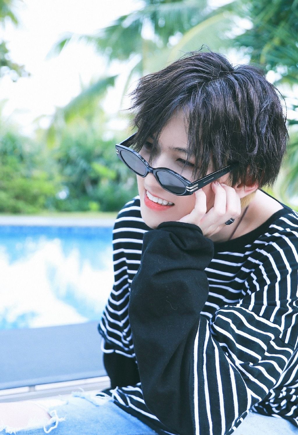 李希侃晒时尚大片,格子衫乞丐裤蓬松头发黑墨镜,真是酷guy一枚