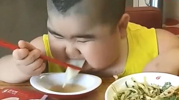 7岁胖娃吃水饺,小动作可爱的过分,妈妈没忍住笑出
