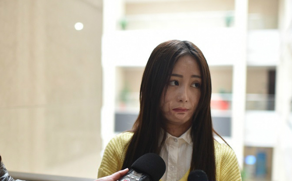 9年前那个因拒绝富二代而遭毁容的少女周岩如今已经大变样