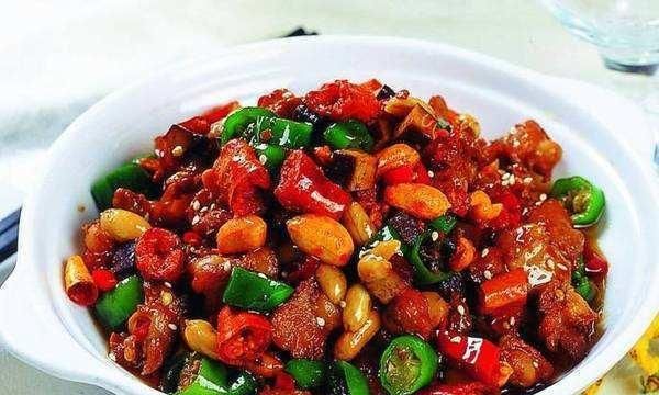 【孜然辣子肉丁】主料青辣椒:适量;猪瘦肉:适量辅料生抽:适量;干花椒