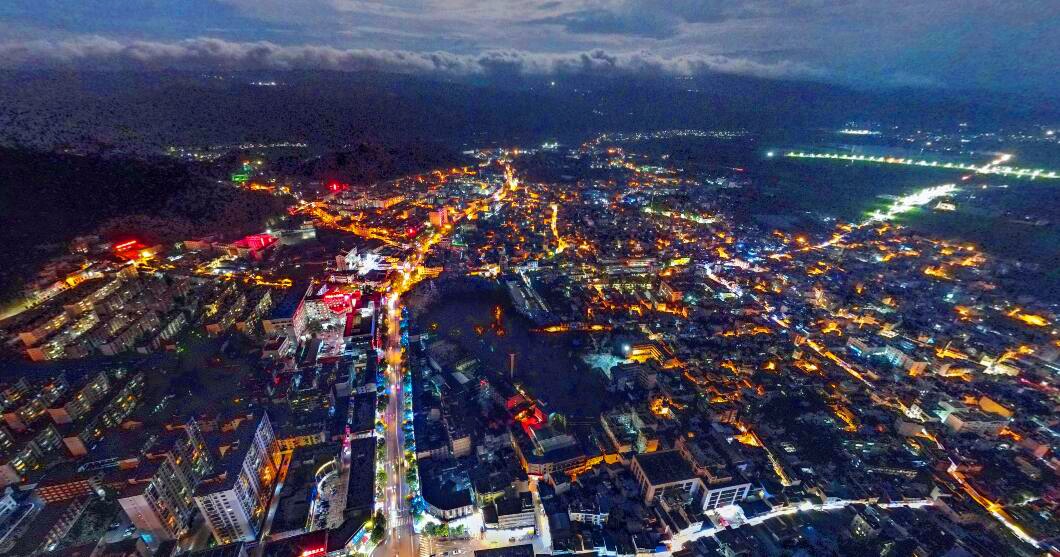 泸西县内有多条高速公路穿过和交汇,足以见得该县的区位重要性.