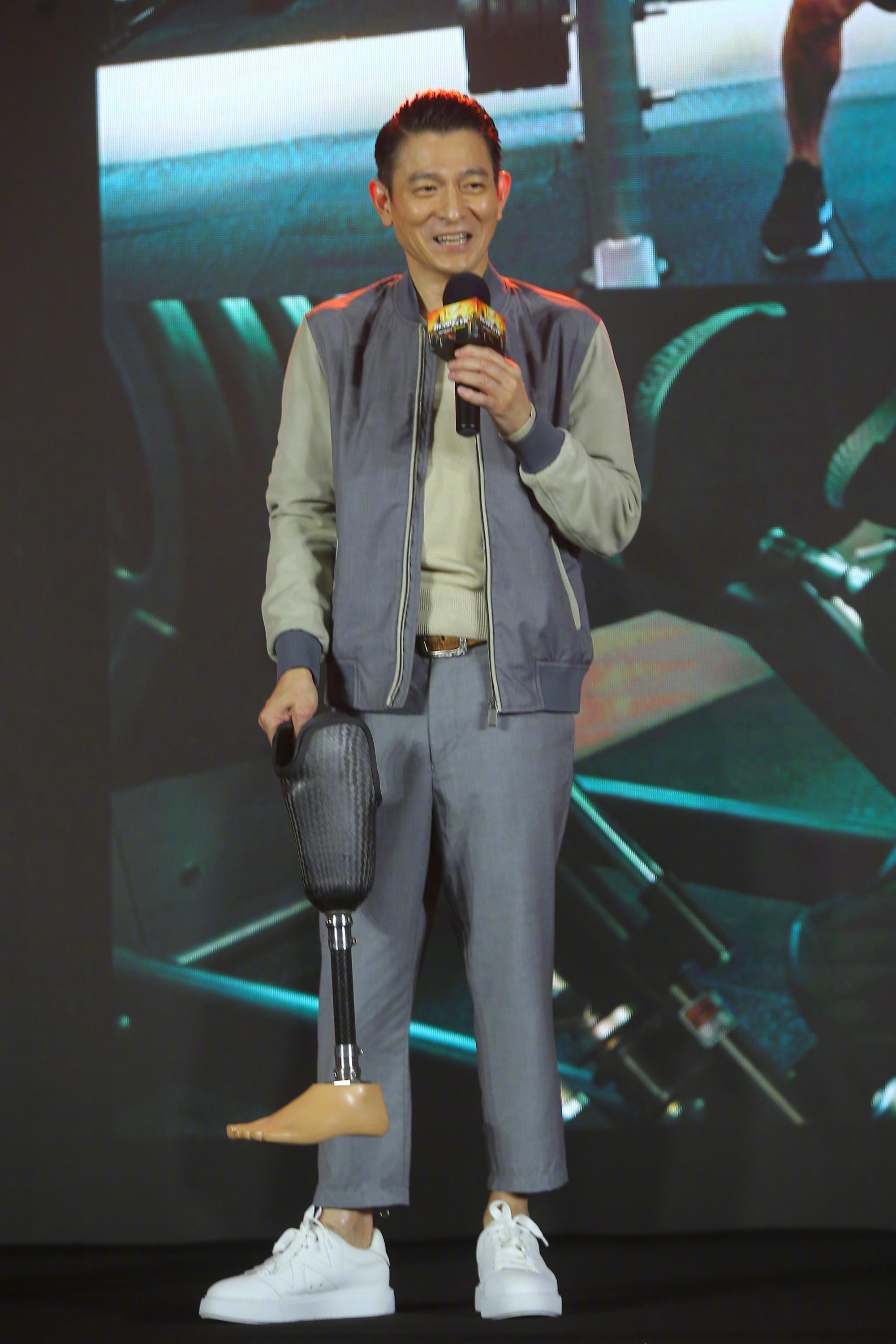 刘德华现身薇娅直播间走出六亲不认的步伐棕色皮衣不像59岁