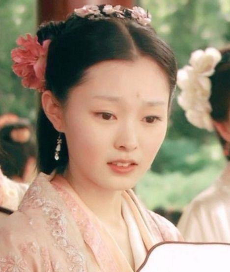 也许是因为小时候在优秀的表哥的衬托下,宋轶从小就被认为是第二