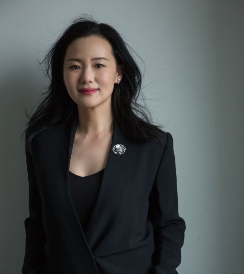 她丈夫是王菲前男友,演多年配角终成影后,如今50岁气质依旧优雅