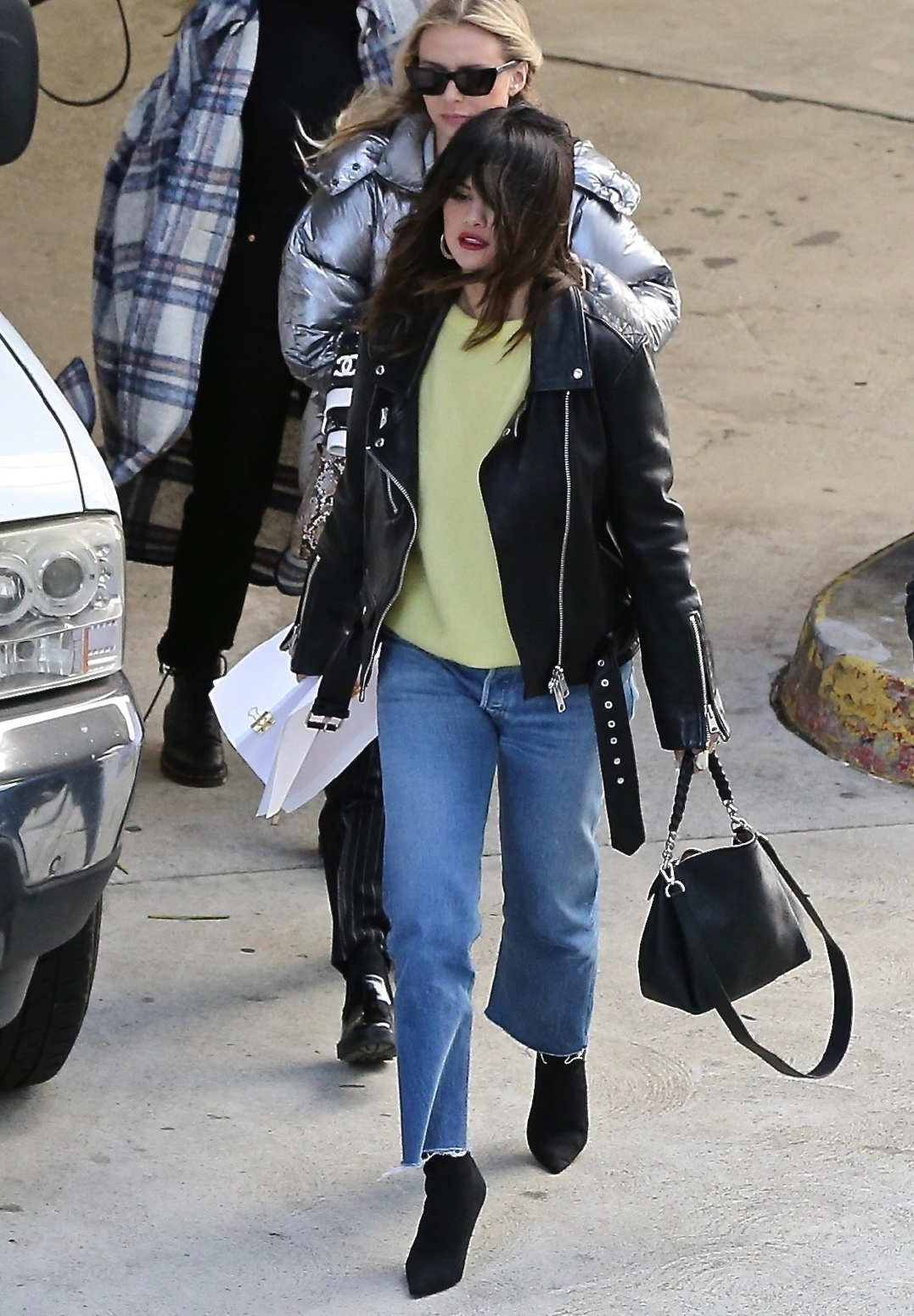 赛琳娜终于开工身材暴瘦皮草穿出清纯气戴针织帽脸可真圆