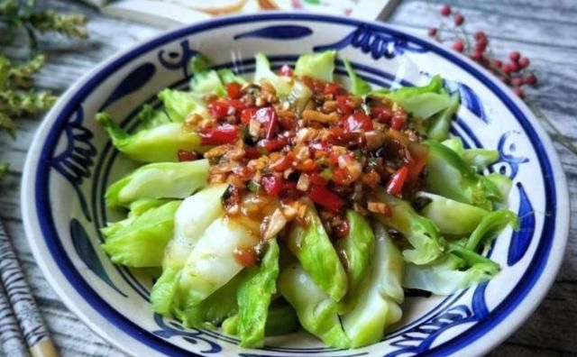 说到冬天,冬天的蔬菜有不少,比方说冬季蔬菜之王"大白菜",红菜苔,藜蒿