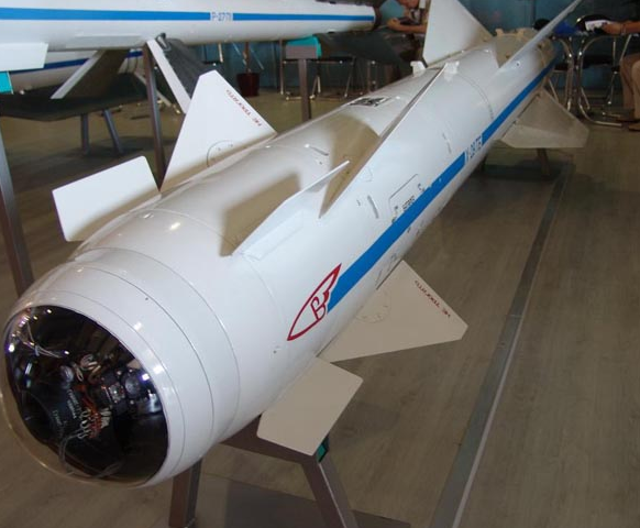 电视制导的原理非常简单,在导弹前端有圆形透明玻璃.