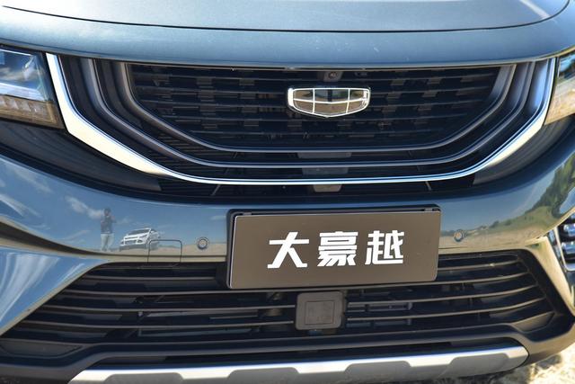 上下格栅以及保险杠和雾灯的造型搭配，使得前脸看上去更具层次感，全系标配LED光源大灯组。（配图为：2020款1.8TD DCT旗舰型）