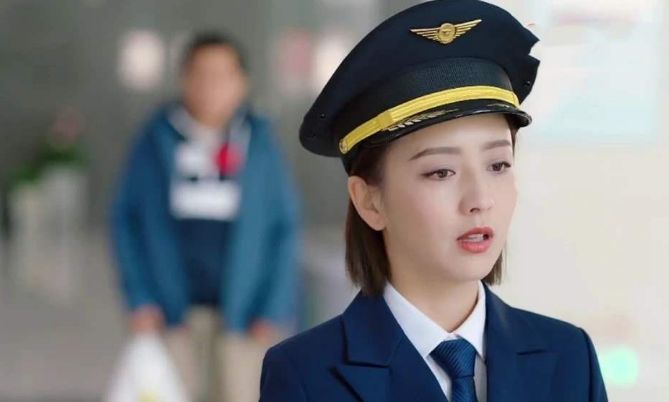 女主角关雨晴是个不仅聪明漂亮,而且工作能力极强的女机长,理性,果敢