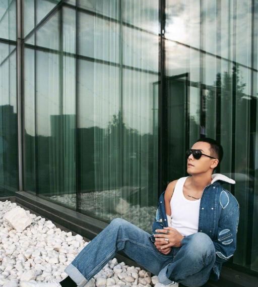 陈伟霆穿一身牛仔参加活动硬朗帅气简直就是行走的荷尔蒙