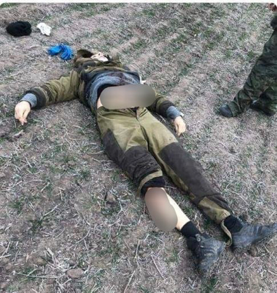 (被击毙的乌克兰武装分子,皮肤白皙,手指纤细,疑为女兵?