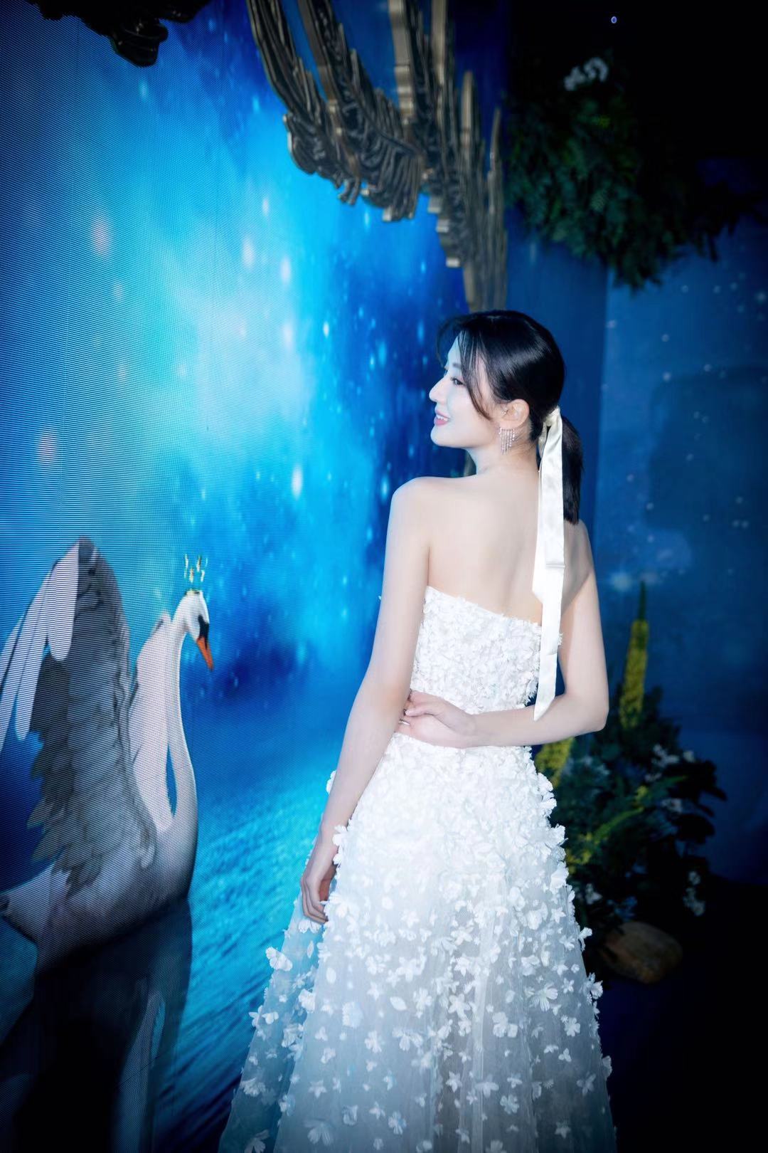 乔欣这一身礼服超像新娘好美