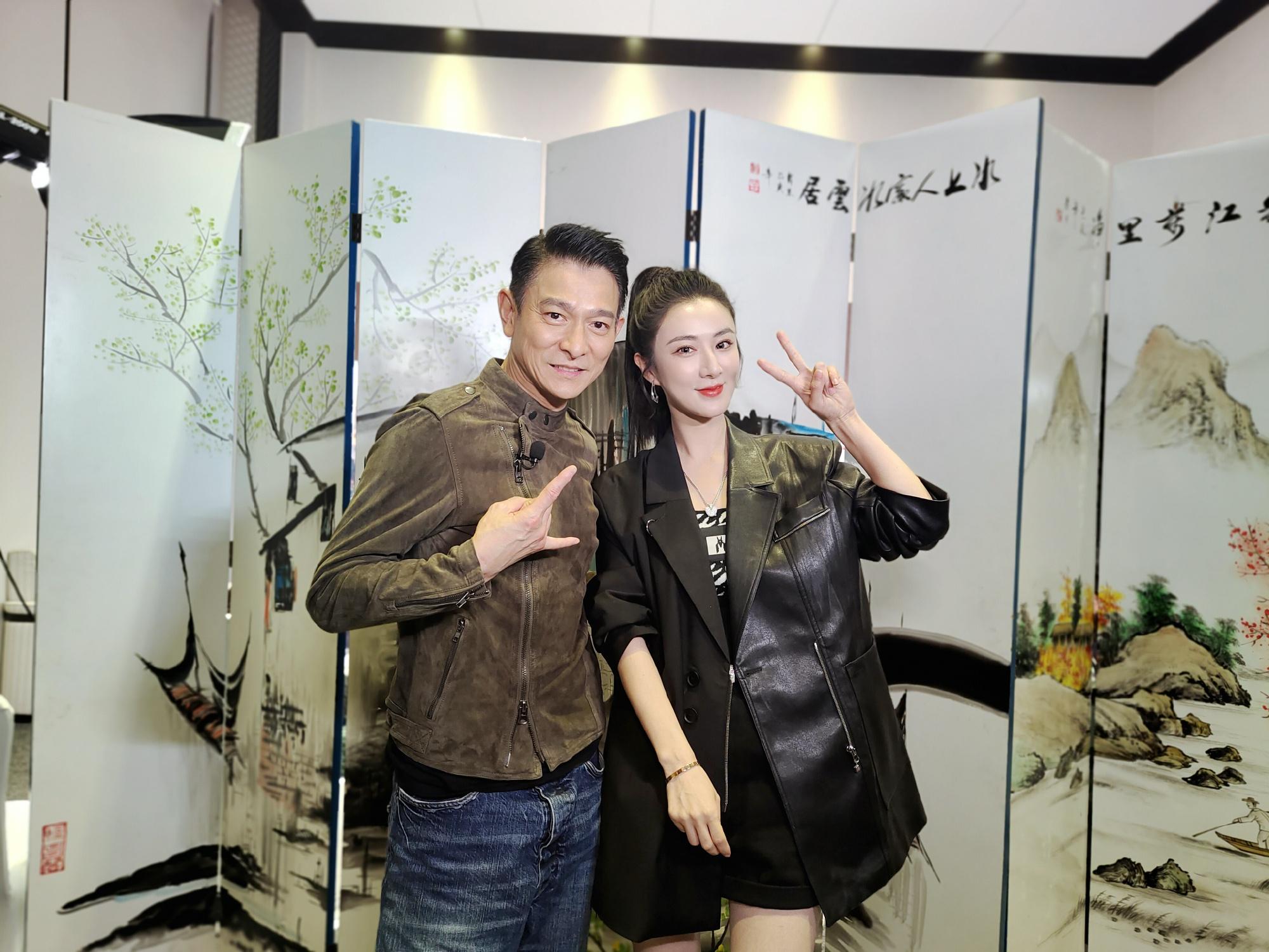 刘德华现身薇娅直播间走出六亲不认的步伐棕色皮衣不像59岁