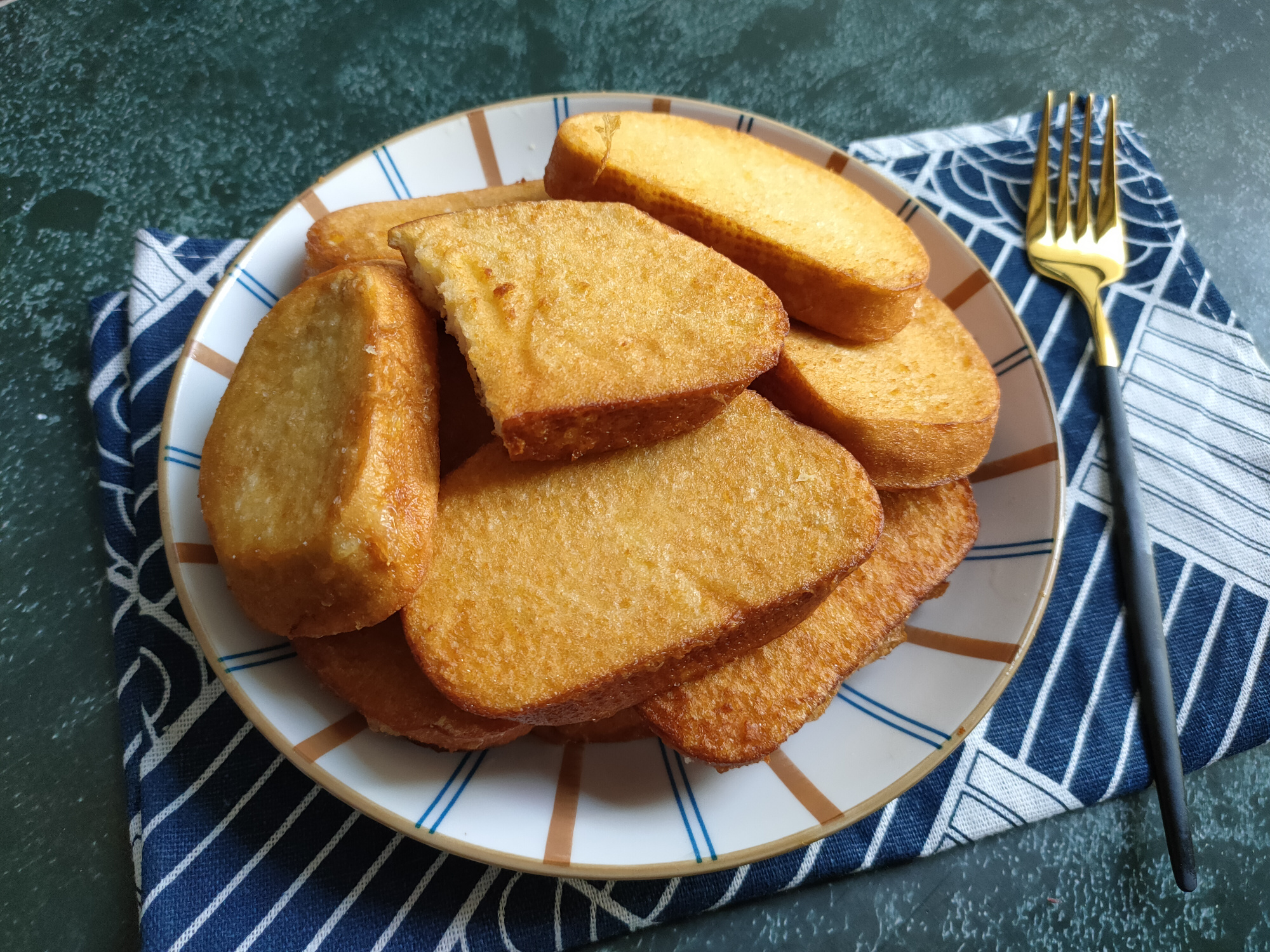 炸馒头片时蘸清水还是蛋液教你一妙招金黄酥脆好吃不吸油