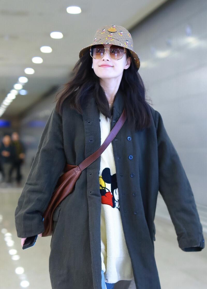 同是"谋女郎",倪妮的机场休闲风穿搭简约高级,气场全开|姐们|倪妮