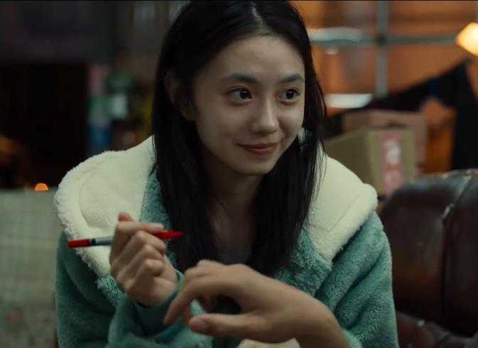 新"谋女郎"的曝光,更是为《送你一朵小红花》这部电影带来了热度.