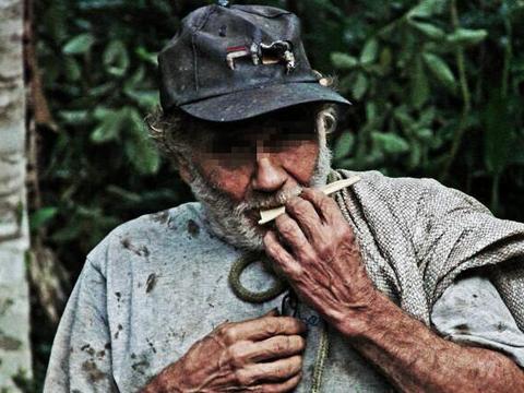 男子发财回家炫耀,深夜装瘸子找狗,被邻居暴打