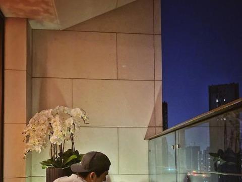 张翰晒出自己的豪宅,客厅左右放着大模型,比他自己人都要高