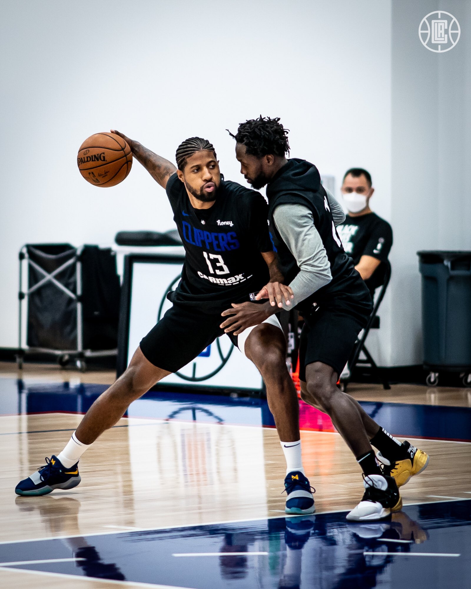 条款裁掉他2700万的合同后以一年合同(没有曝出细节)加盟快船,身高2