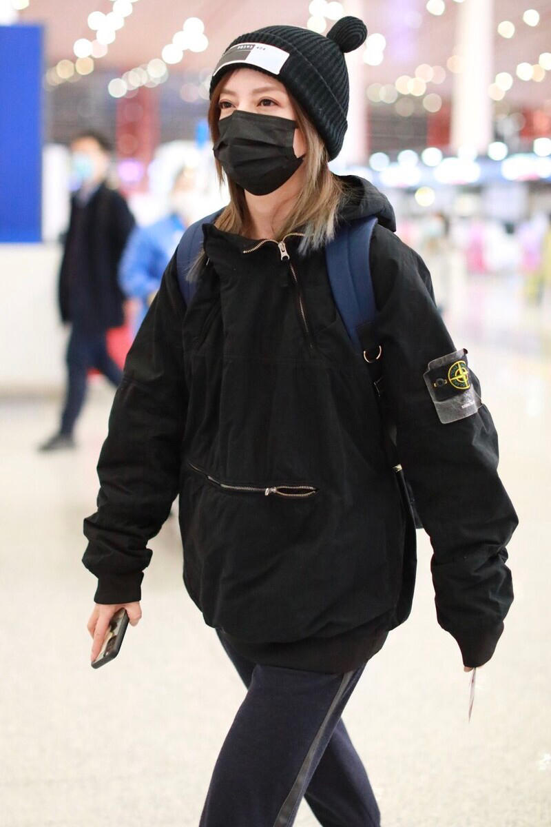赵薇衣服品味不错,穿黑色连帽外套搭配直筒裤走机场,简约时髦