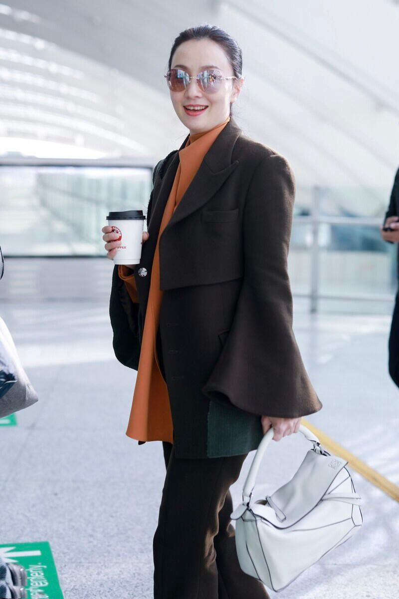 48岁的陶虹没有一丝大妈感,一身大地色西装走机场,高级又气质