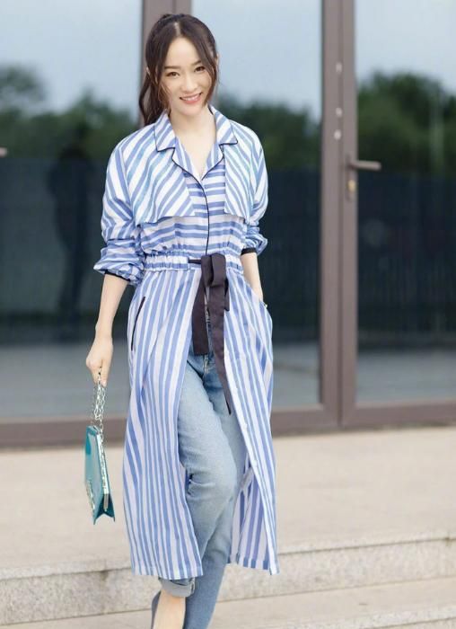 霍思燕秀晒娃新技能边游泳边带娃这动作太高难度了