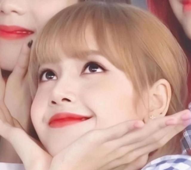 网曝lisa疑似恋爱?与yg师兄bobby多次撞衫,同互动眼神有电