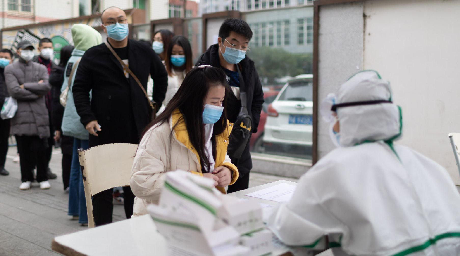 成华区誉美医院核酸检测点 市民:平时就戴口罩 做完检测更放心