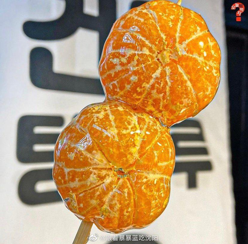 好家伙还有这么串起来的橘子糖葫芦 成年人不要一瓣一瓣的