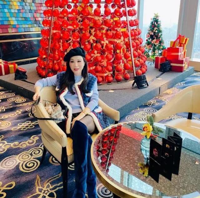 在这组照片中,杨小娟穿着短裤和黑色丝袜,露出一截大腿,穿着一双过膝