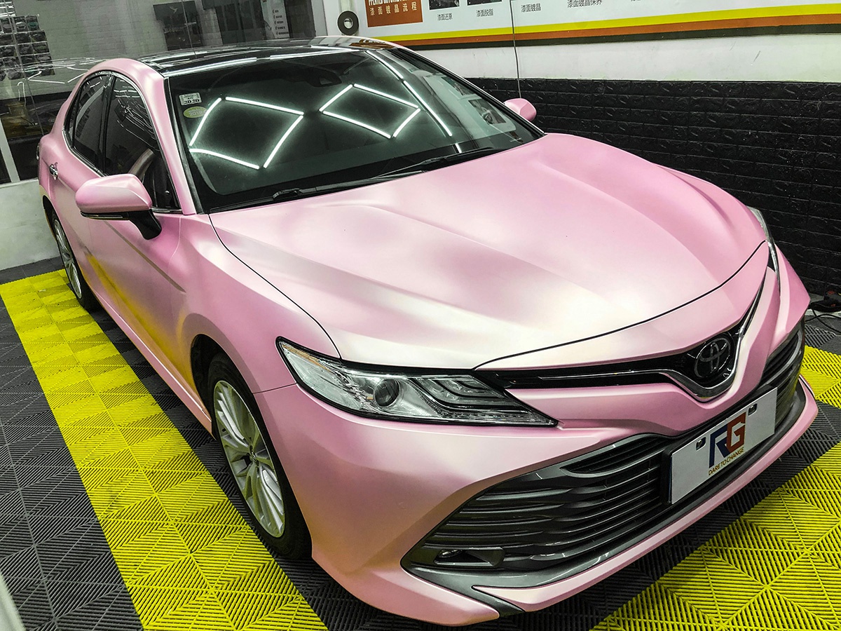 丰田凯美瑞车身改色电光樱花粉 rg瑞集改色膜福建龙岩-新浪汽车