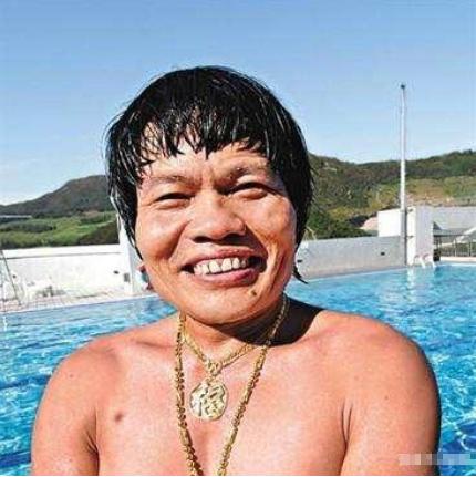 走进八两金现实中的家,留着万年不变的发型,装修还是80年代风格