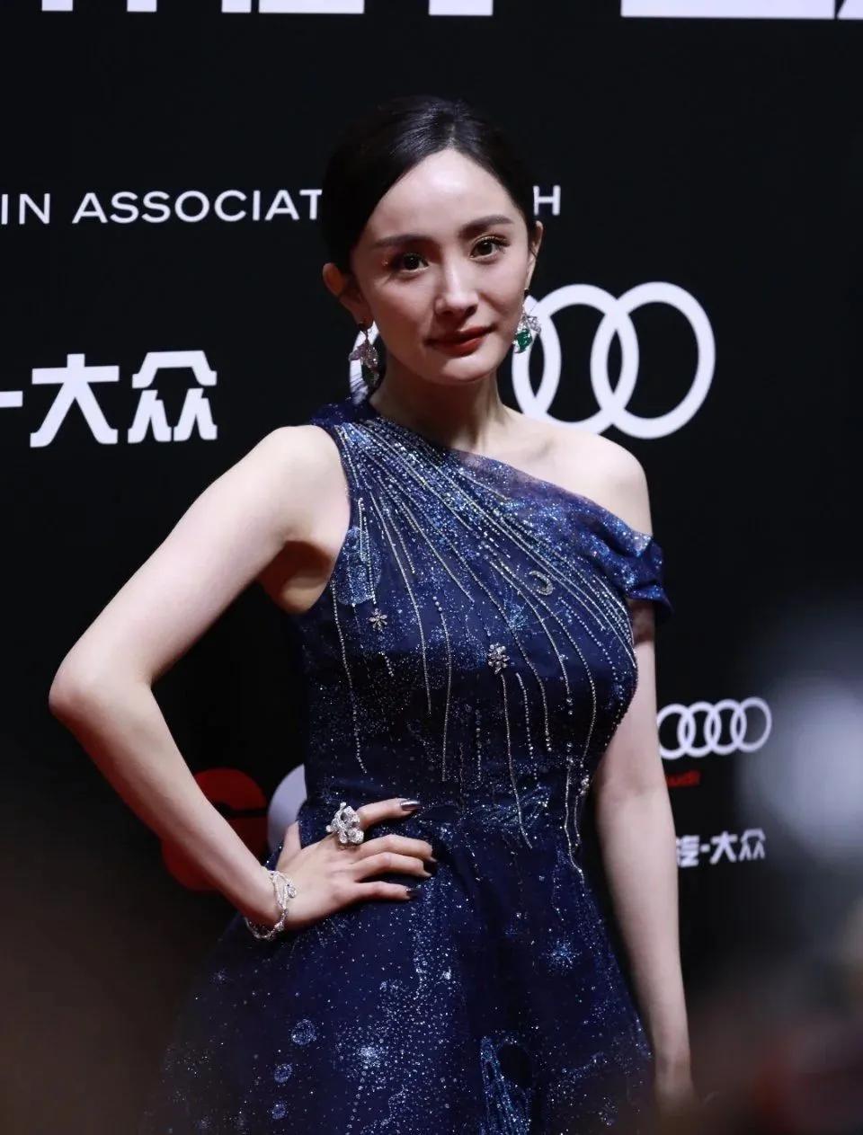 杨幂最新生图曝光皮肤松弛双马尾难掩年龄感过度曝光令人担忧