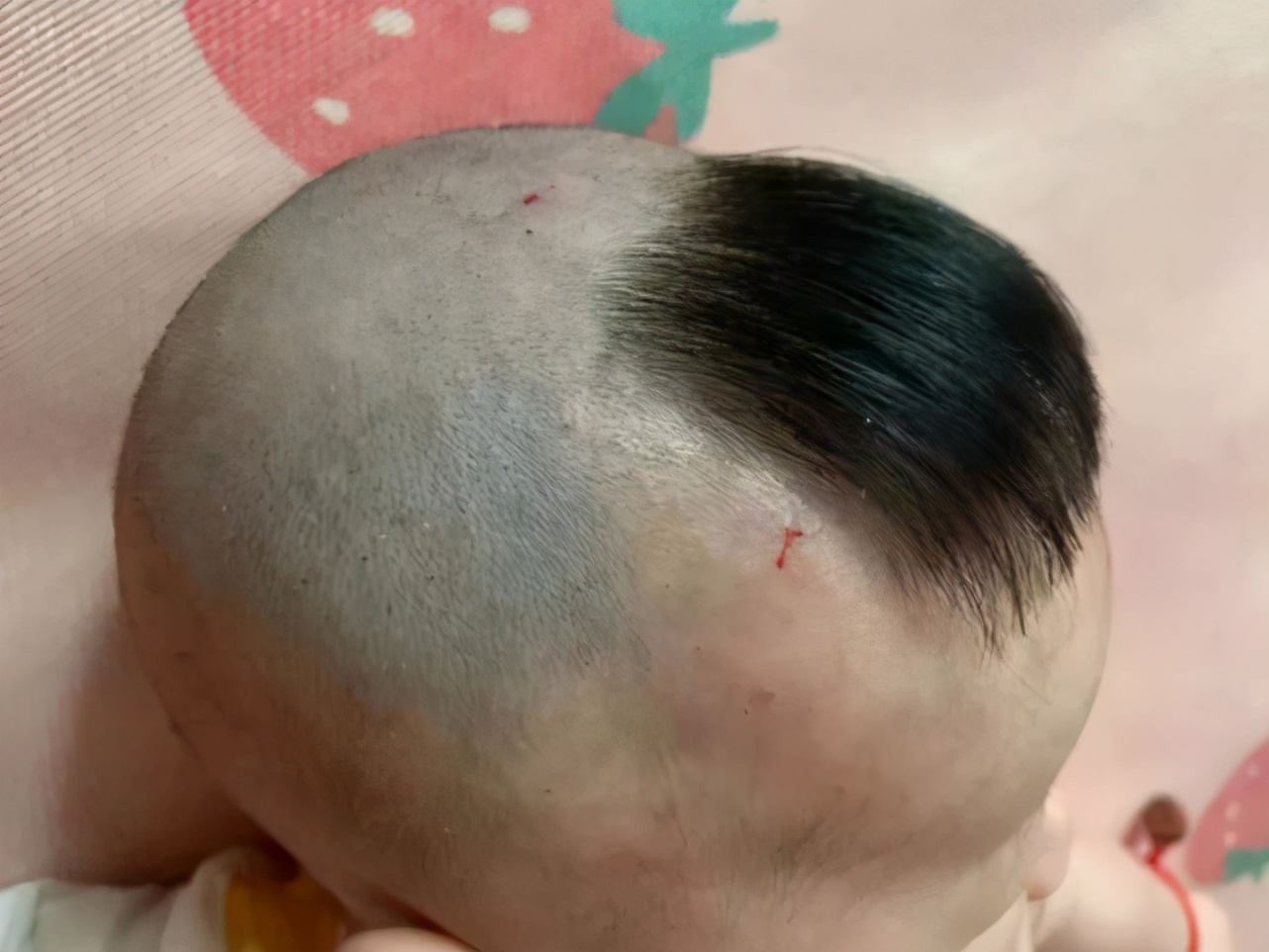 婴儿头发多久剃一次(婴儿第一次剃头发有说法吗)