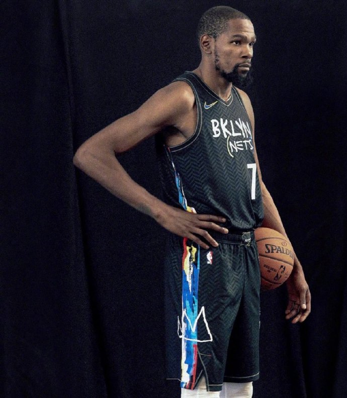 杜兰特球衣定妆照,对比他的左右小腿,差距真的太明显了