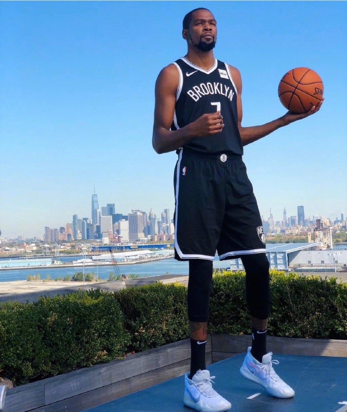 杜兰特球衣定妆照,对比他的左右小腿,差距真的太明显了