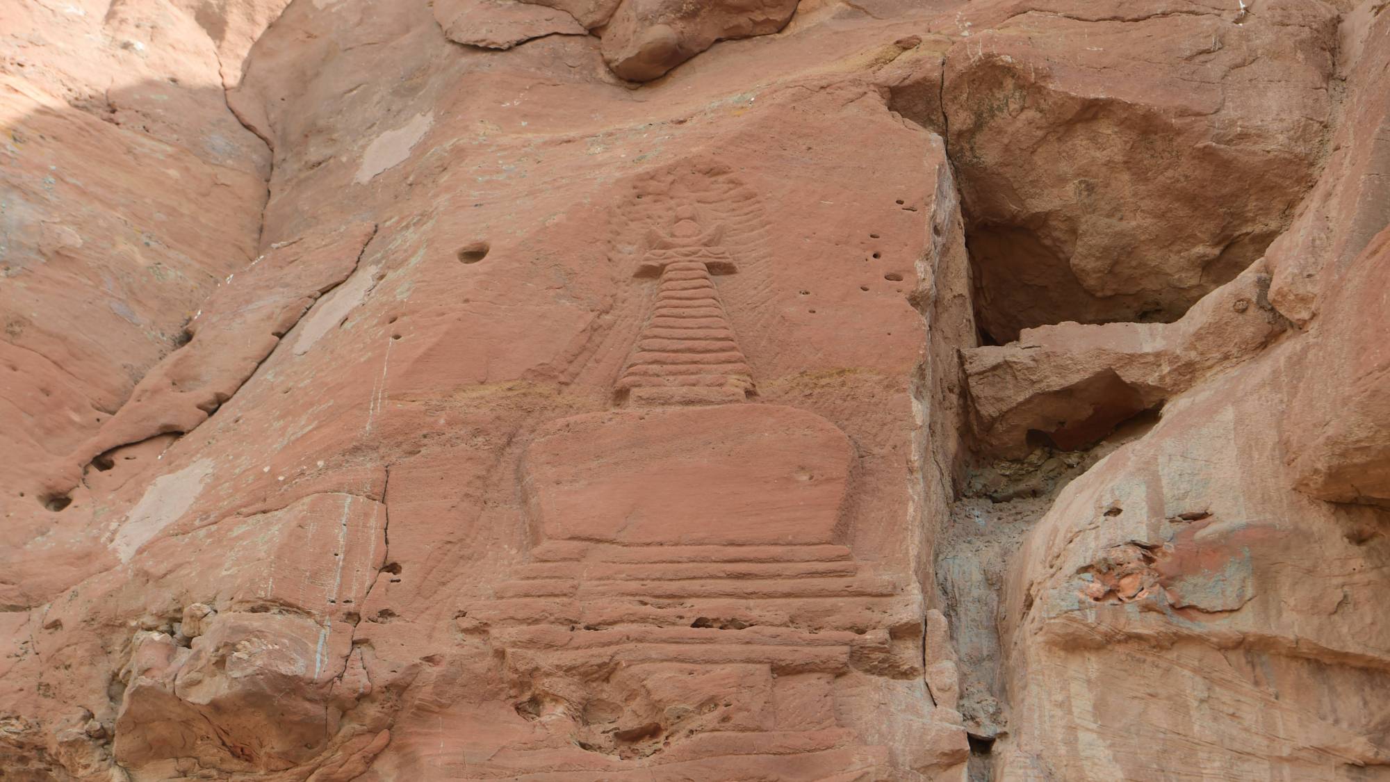 陡峭,在崖壁上散布着大小不一的石窟,分为上,中,下三层,别名百眼窟