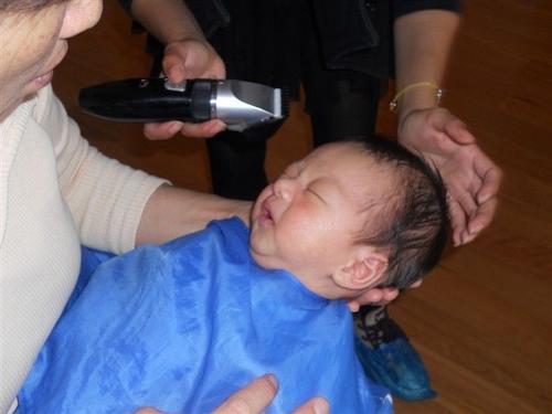 一岁女宝宝剪头发教程图片