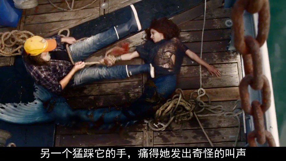 彦佑忘了自己是半人半蛇的样子,还想走过去,谁知被蛇尾巴绊住