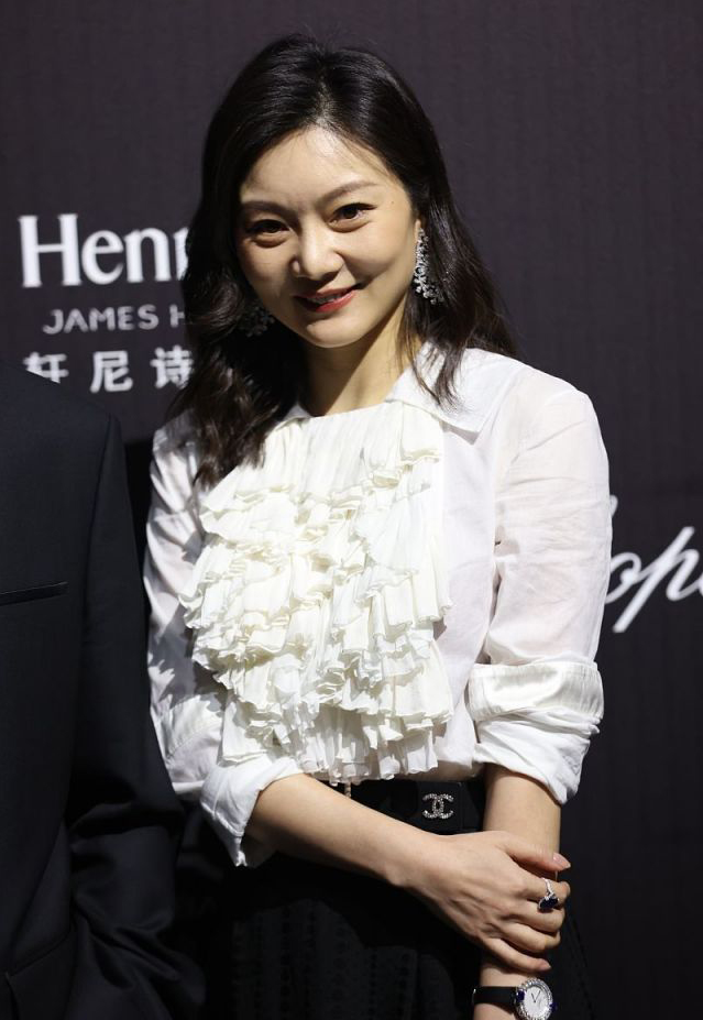 张艺谋跟妻子现身活动,陈婷长相确实不漂亮,但气质依旧清纯