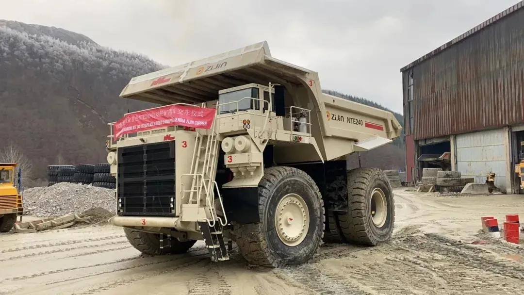 北重集团首台nte240电动轮矿用车正式交付塞尔维亚紫金铜业