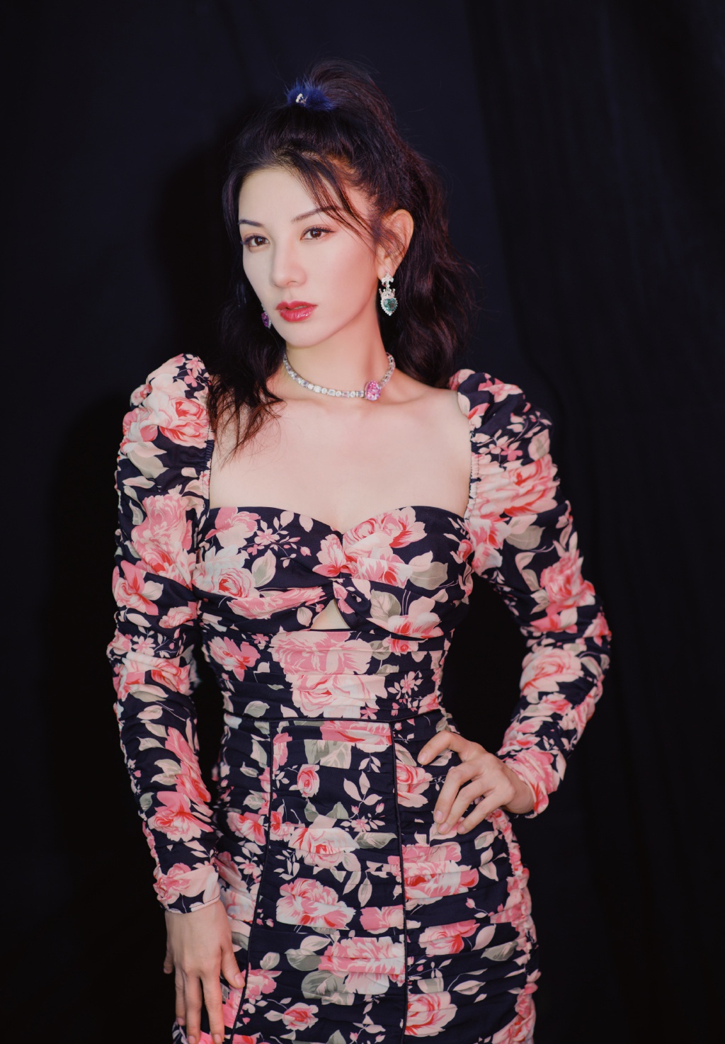 黄奕绅士风太亮眼穿浅蓝色西服又潮又美仪态优雅不失气场