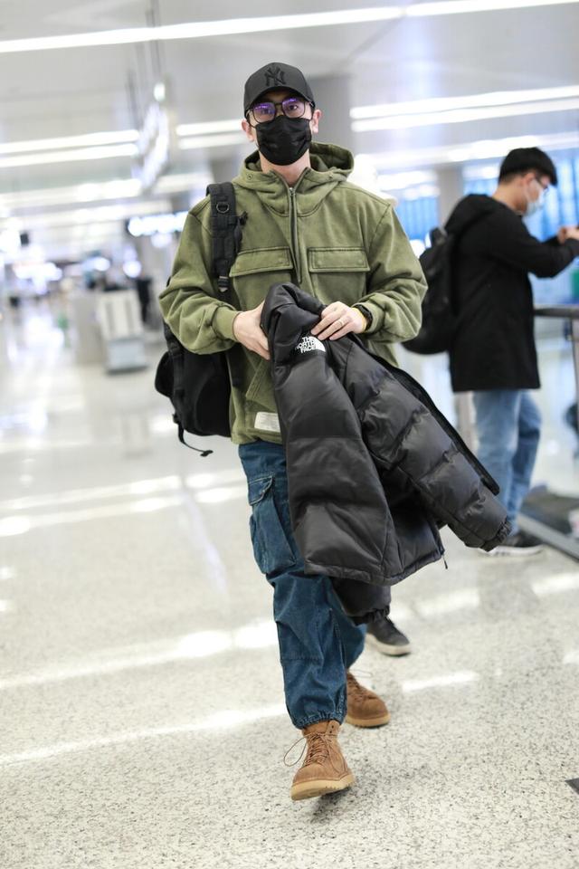 朱亚文一袭军绿色工装衣服硬汉形象,头戴鸭舌帽超有个性