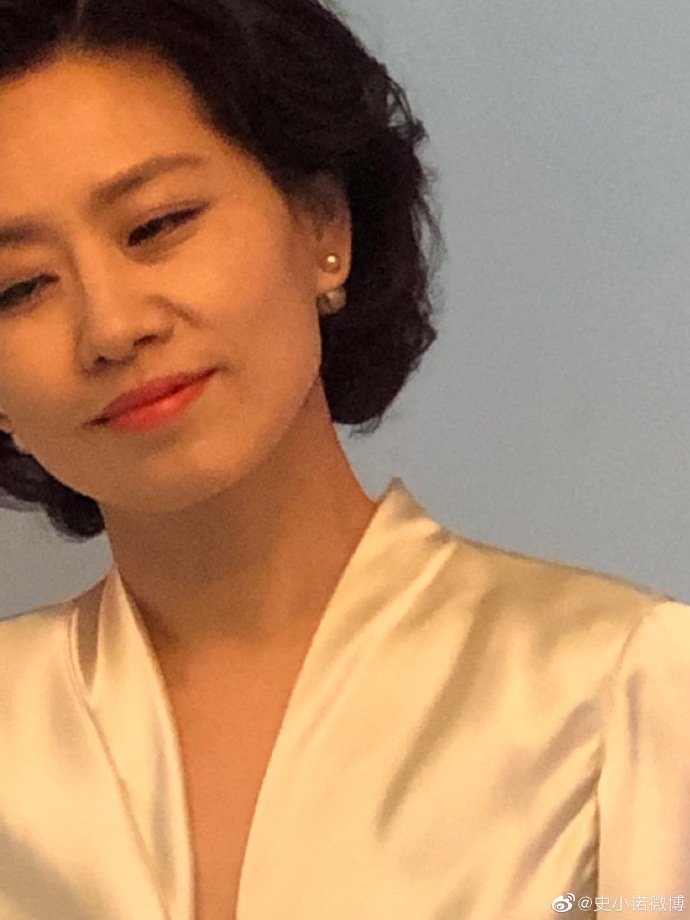 48岁央视主持史小诺罕晒工作照,细纹难掩好气质,女儿成小网红